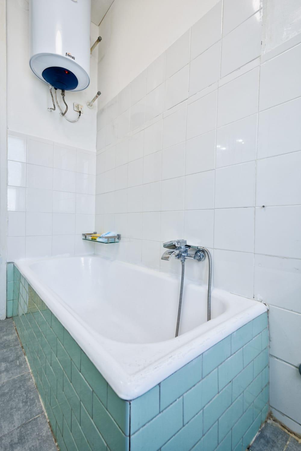 R & R - Private With Shared Bathroom * Venise